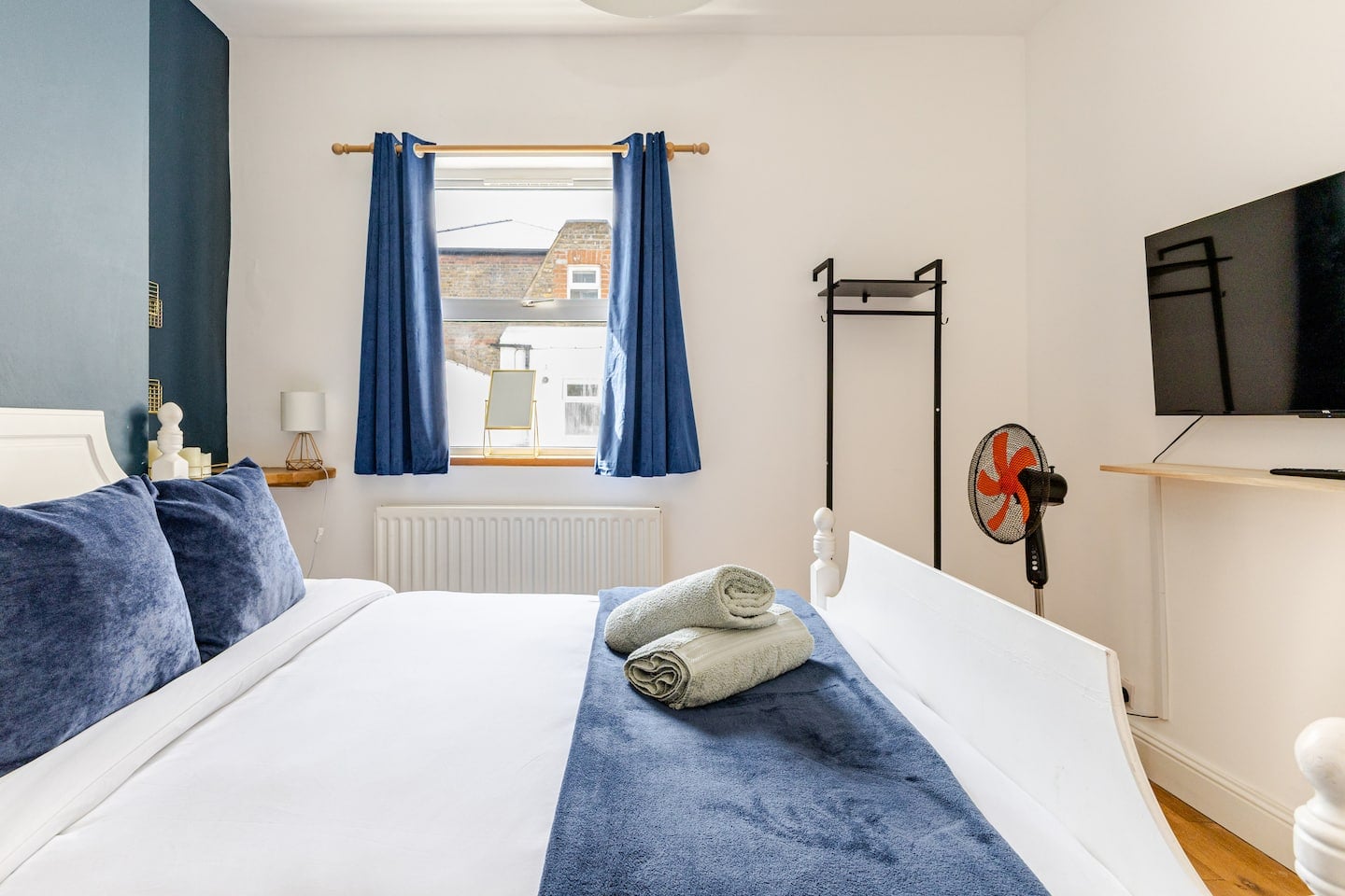 Stylish 2BR Home w Cinema Room Near Central London photo 10