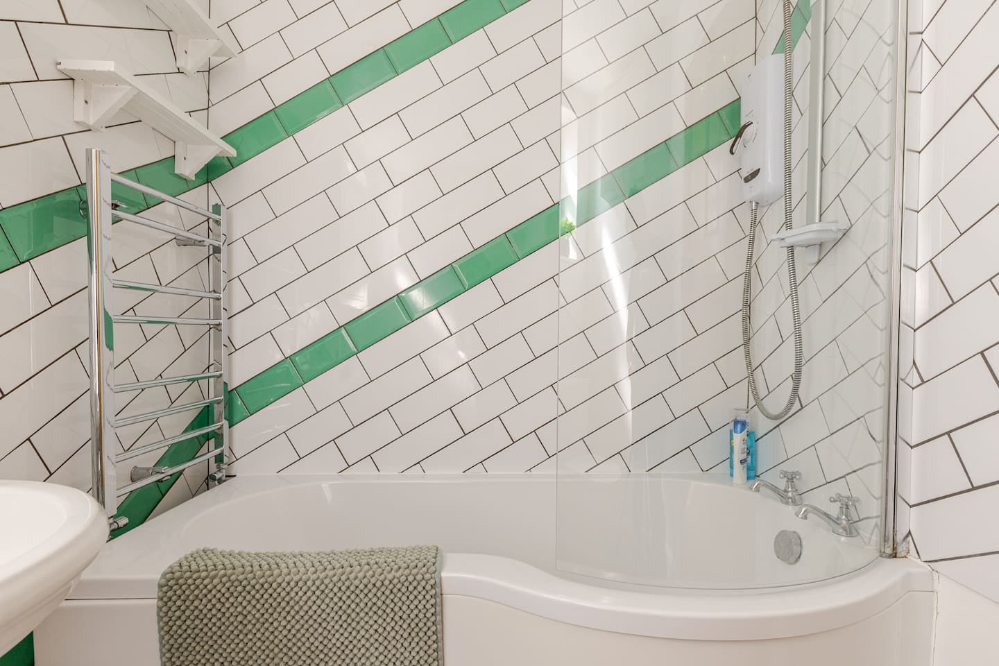 Stylish 2BR Home w Cinema Room Near Central London photo 11