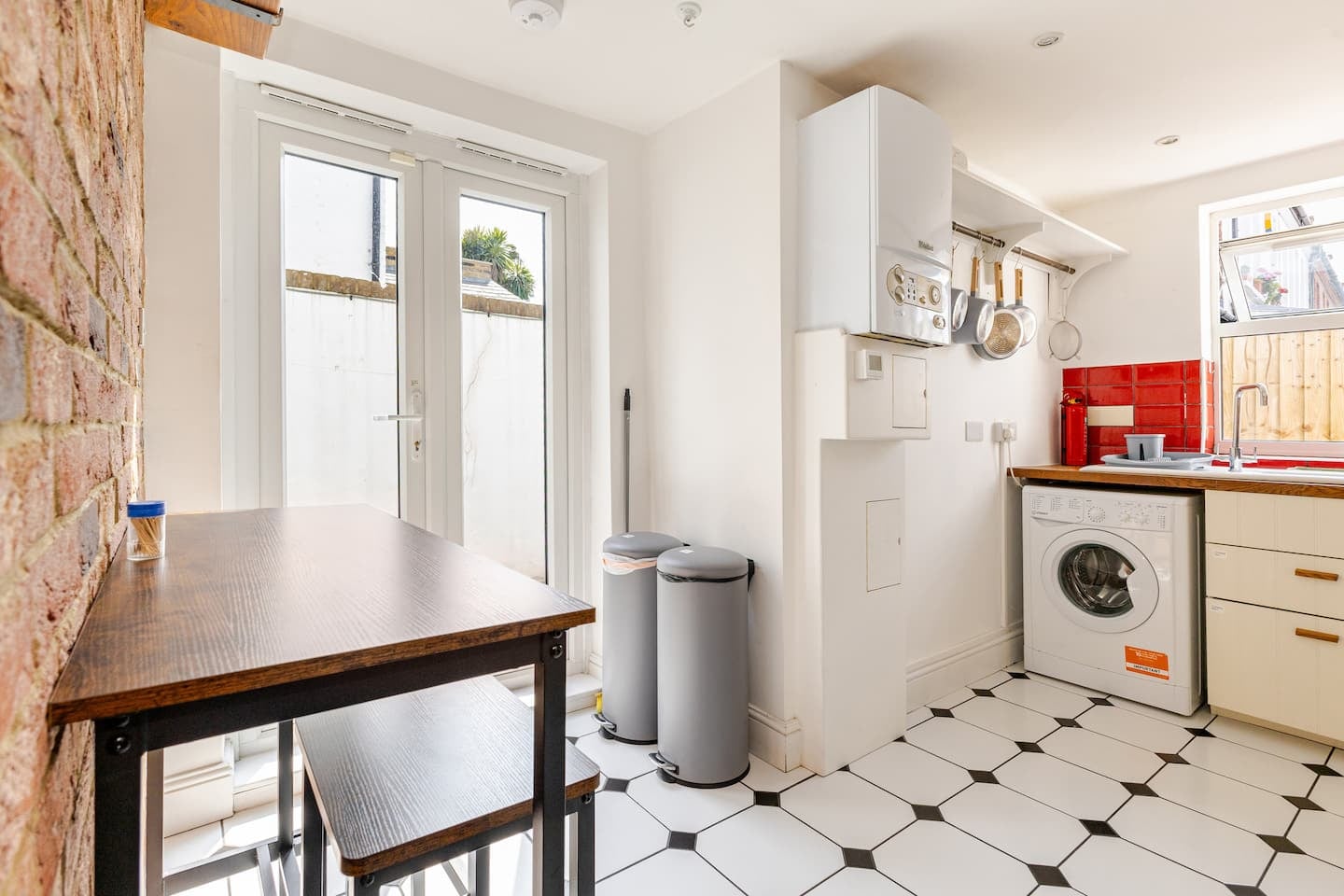 Stylish 2BR Home w Cinema Room Near Central London photo 13