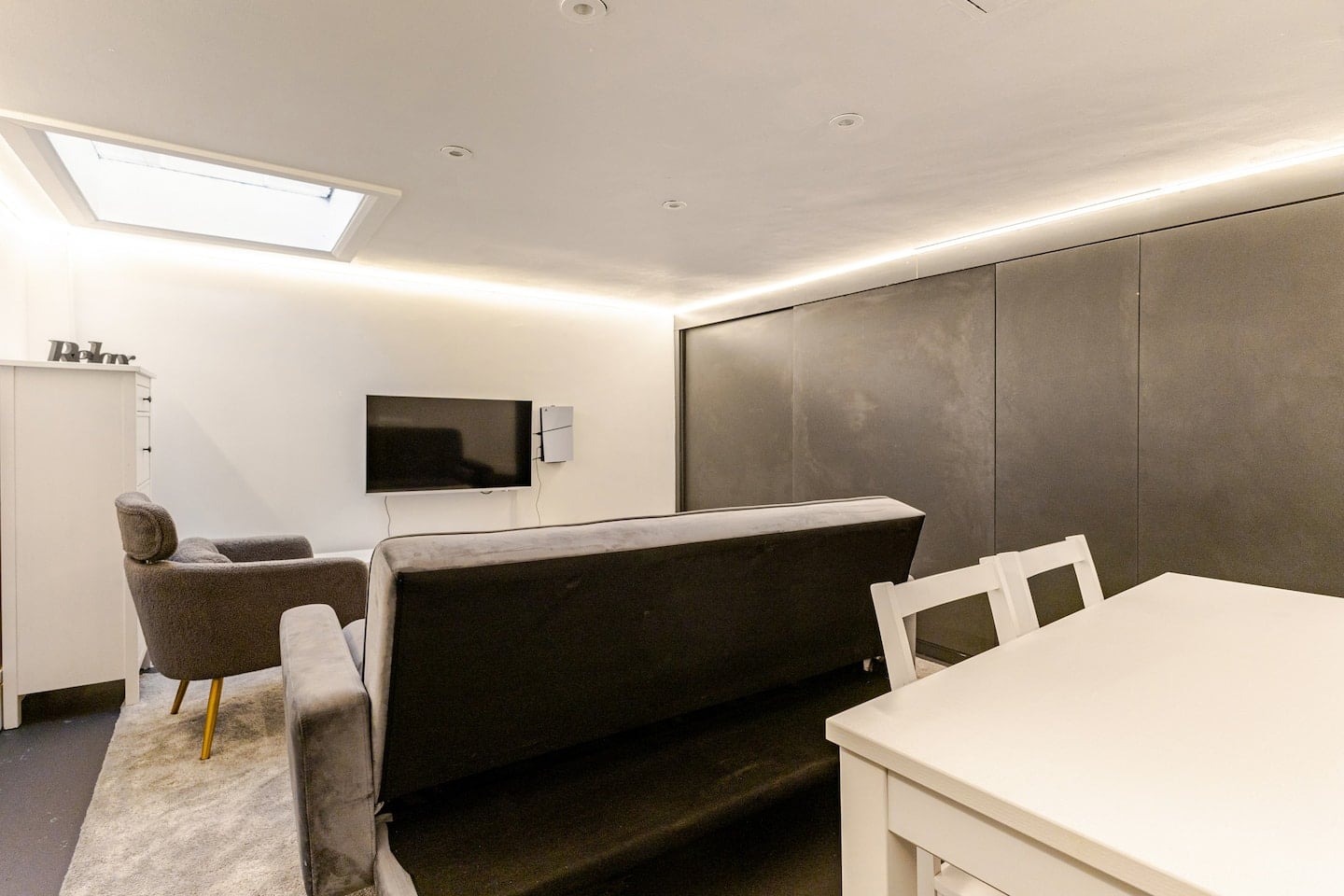 Stylish 2BR Home w Cinema Room Near Central London photo 15