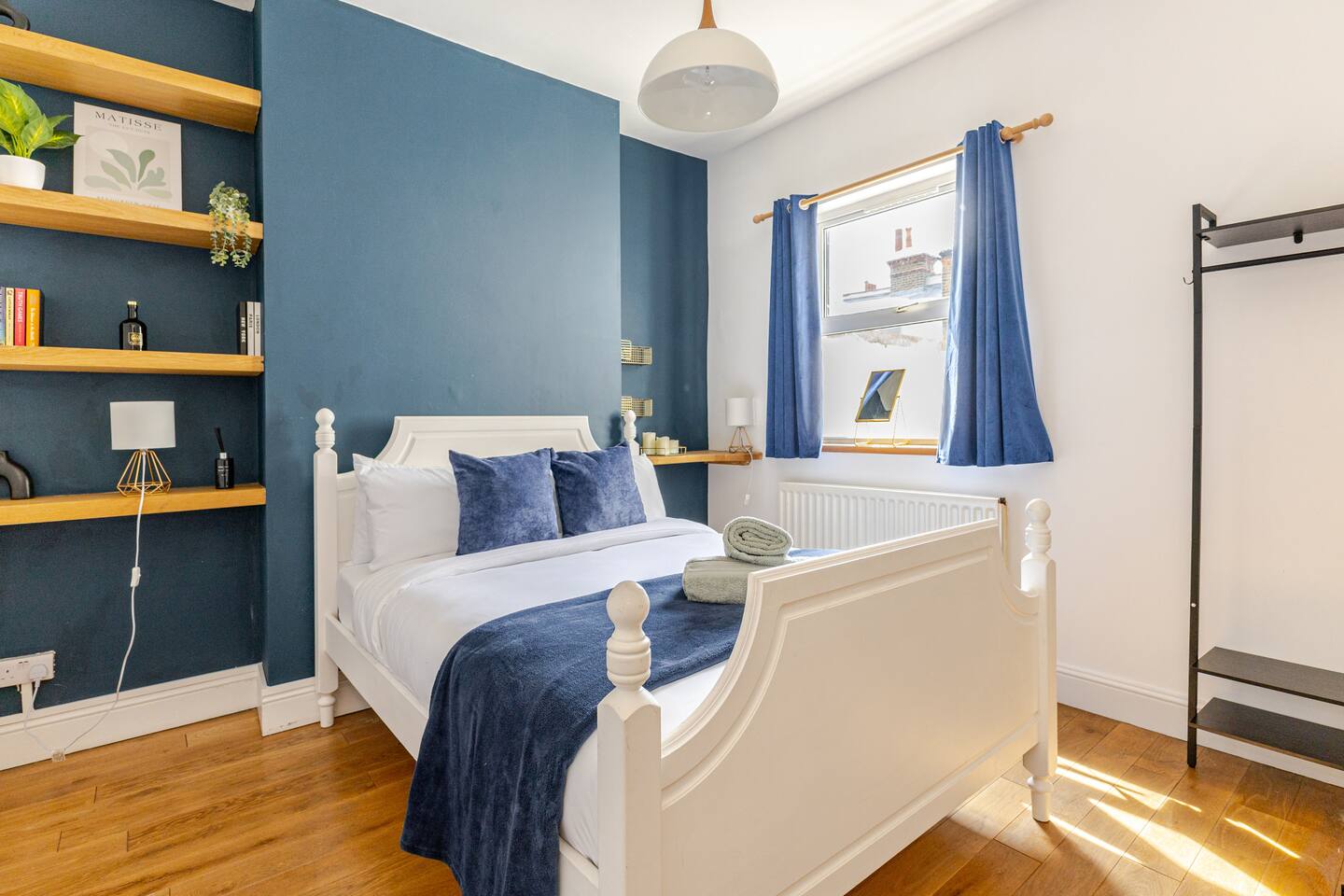 Stylish 2BR Home w Cinema Room Near Central London — property photo 2