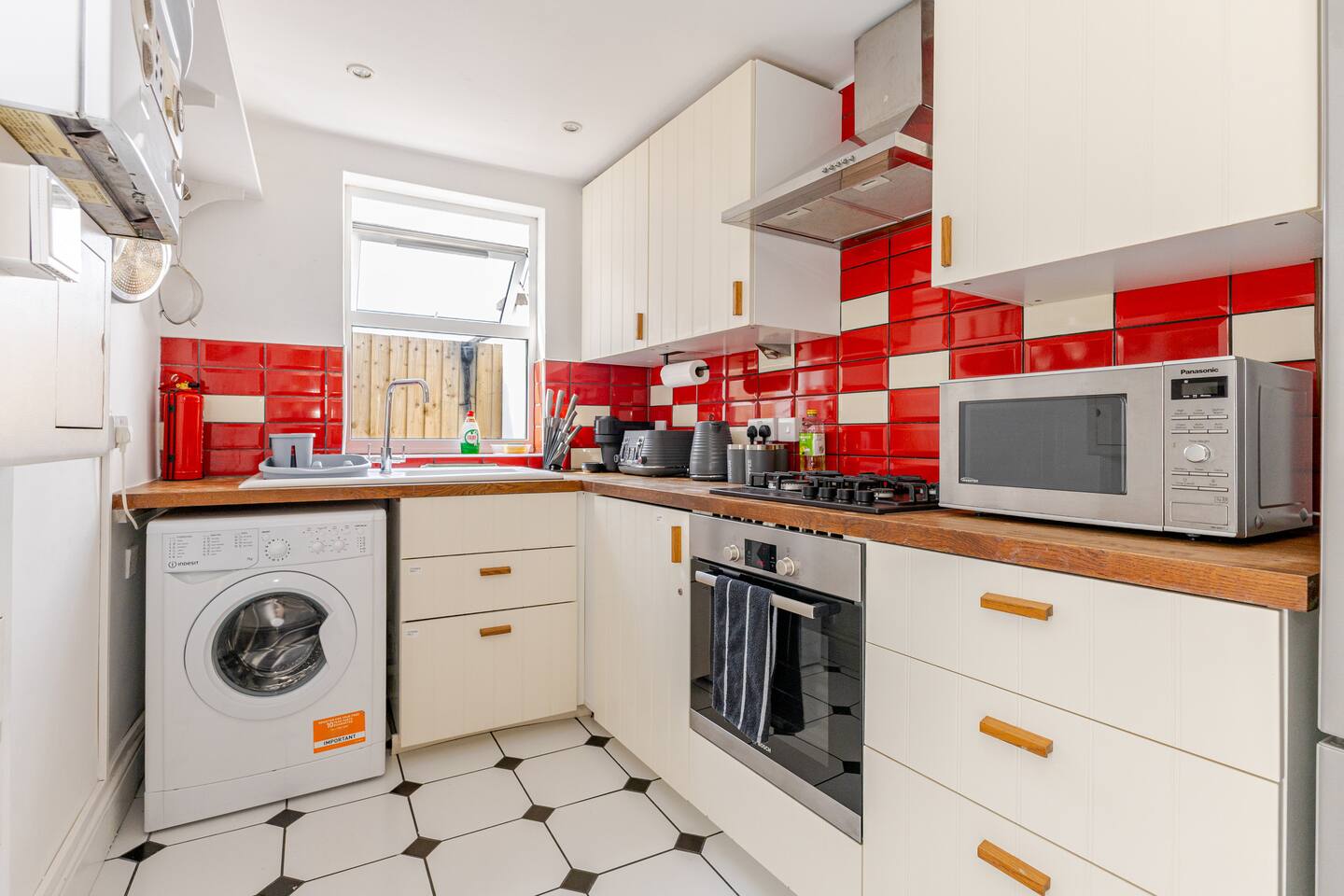 Stylish 2BR Home w Cinema Room Near Central London — property photo 3