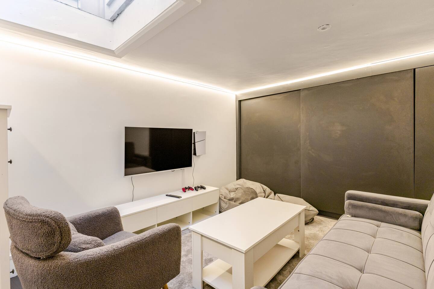 Stylish 2BR Home w Cinema Room Near Central London — property photo 4