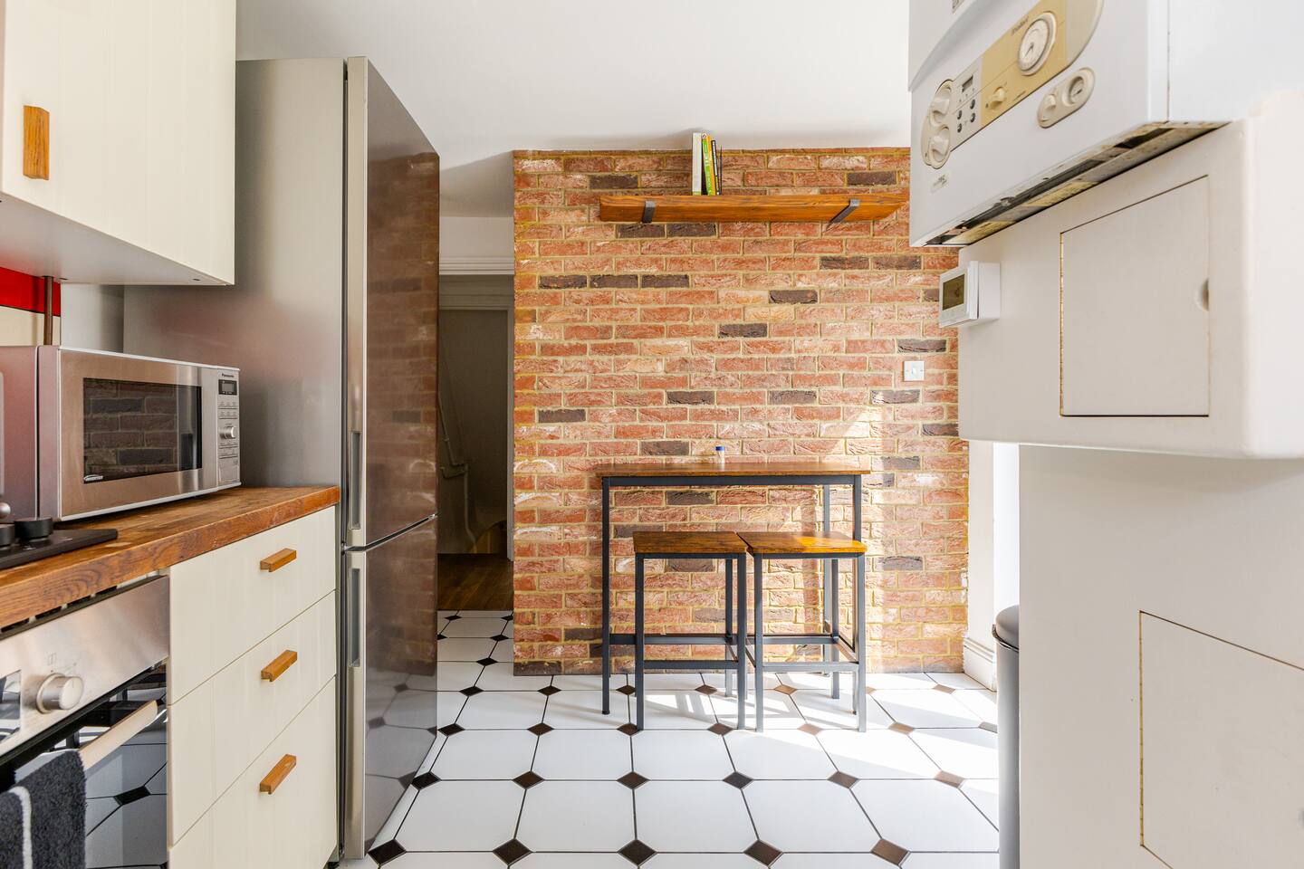 Stylish 2BR Home w Cinema Room Near Central London — property photo 5