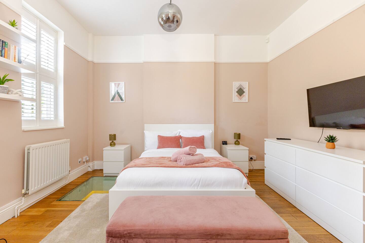 Stylish 2BR Home w Cinema Room Near Central London — property photo 6