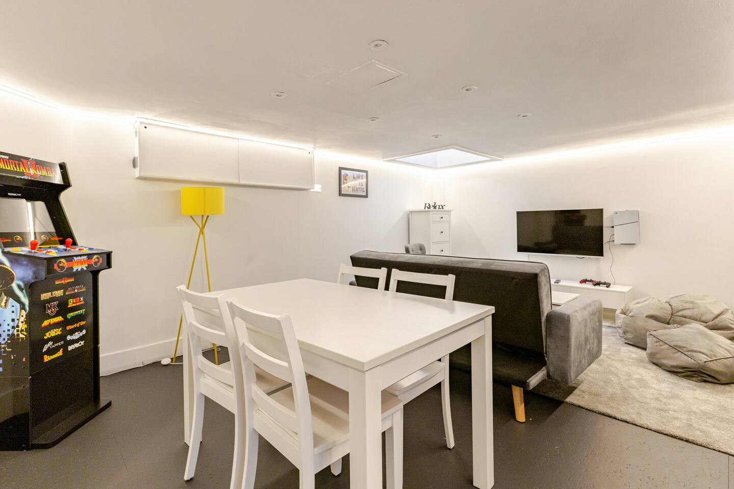 Stylish 2BR Home w Cinema Room Near Central London — property photo 7