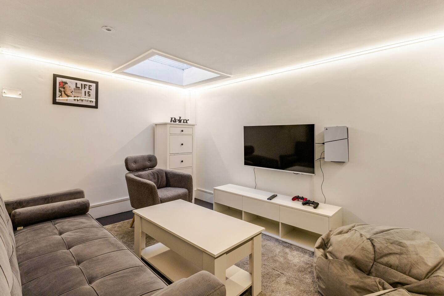 Stylish 2BR Home w Cinema Room Near Central London — property photo 8