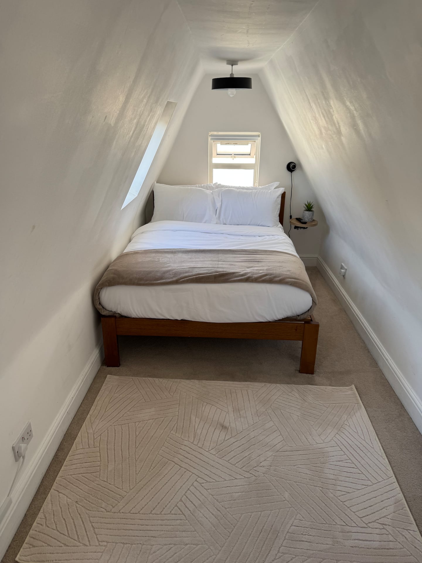 Stylish Private Coach House | Near Central London — property photo 2