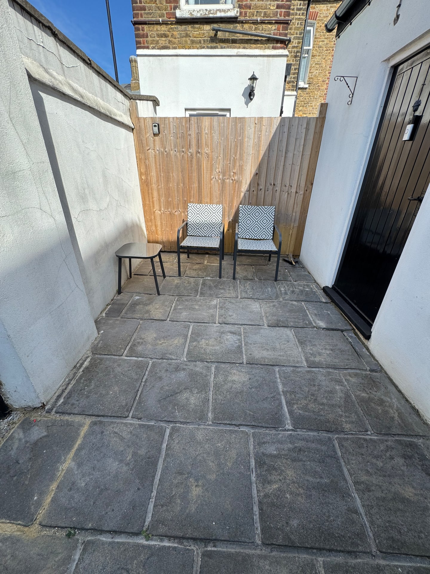 Stylish Private Coach House | Near Central London — property photo 3