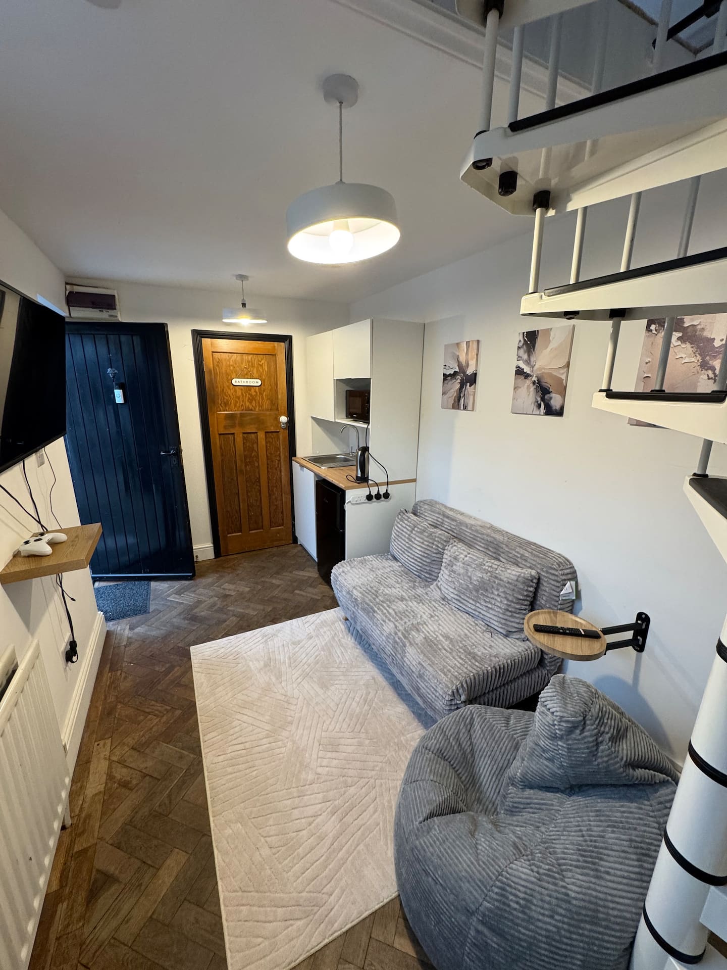 Stylish Private Coach House | Near Central London — property photo 6