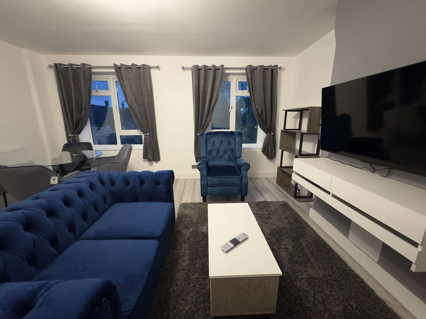 London Skyline Views | PS5 & Free Parking, 2 BR image 1