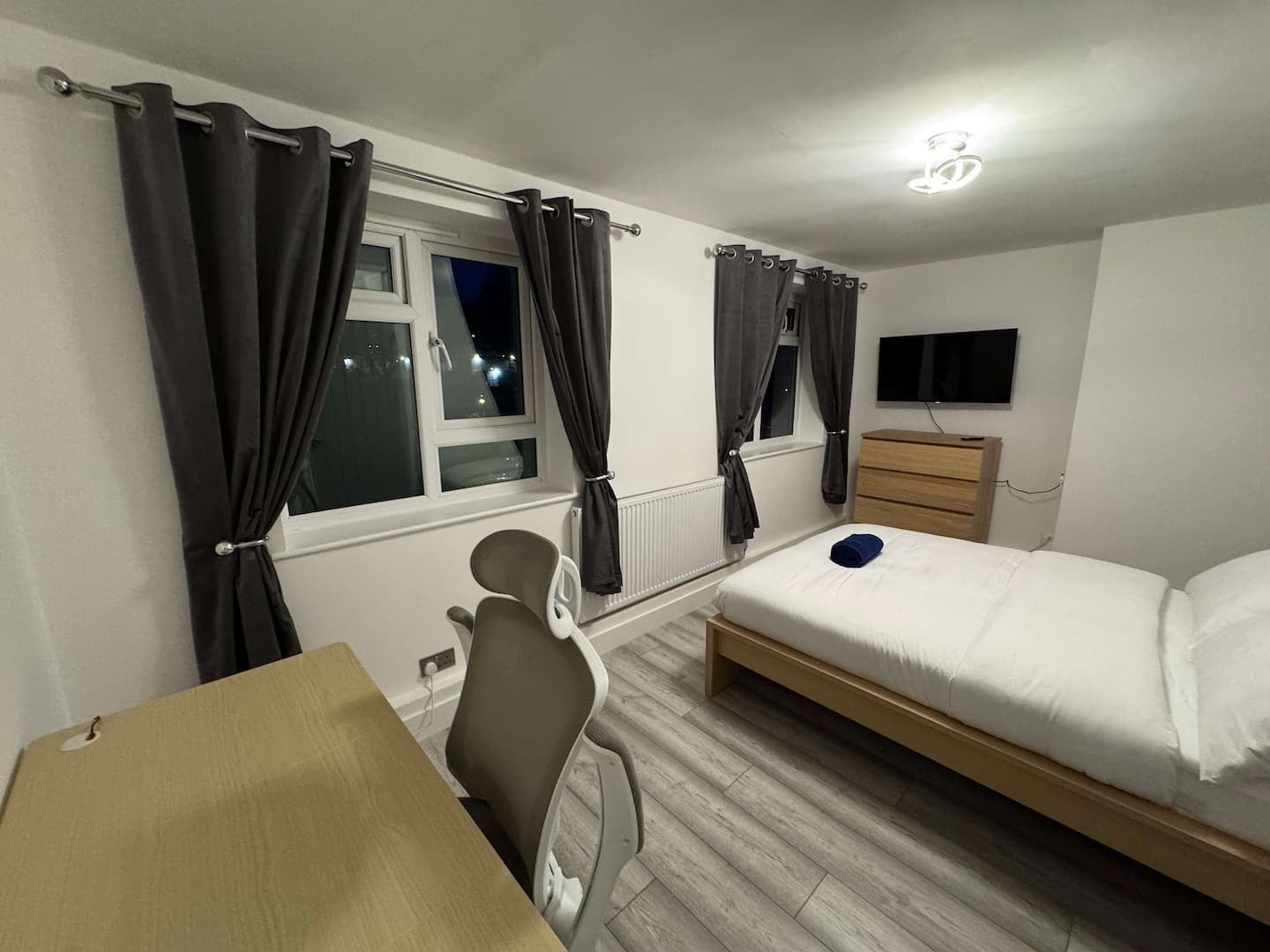 London Skyline Views | PS5 & Free Parking, 2 BR photo 19