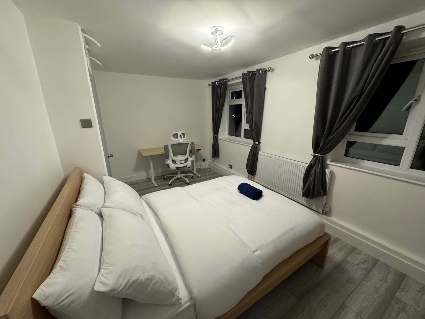 London Skyline Views | PS5 & Free Parking, 2 BR — property photo 2
