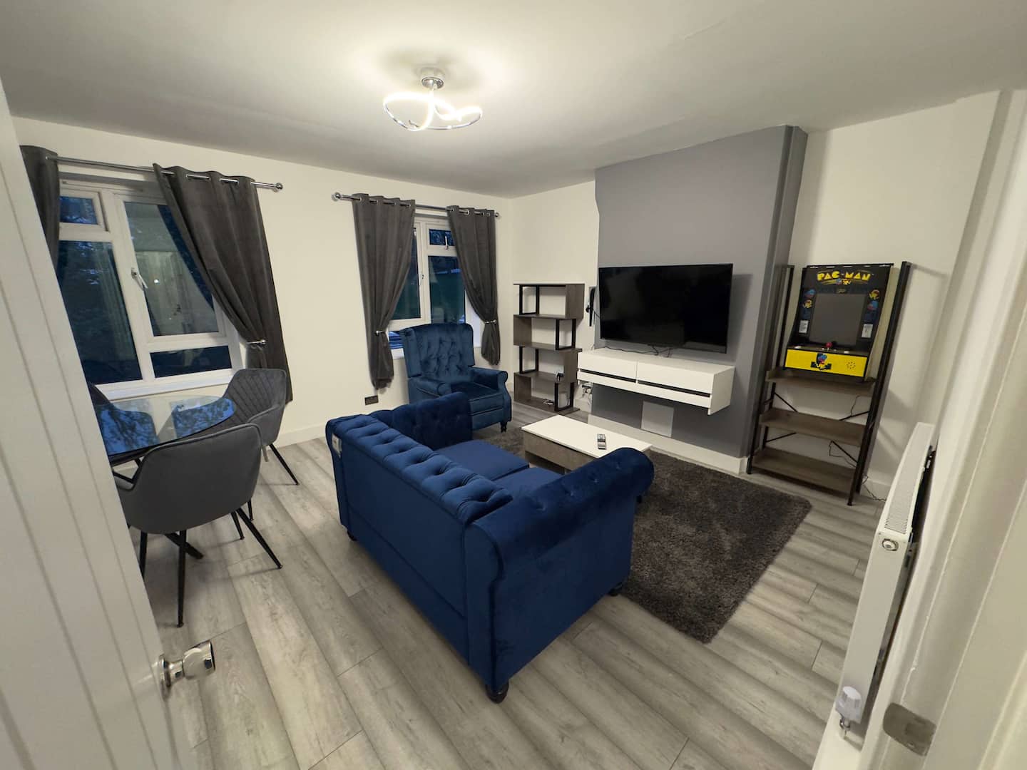 London Skyline Views | PS5 & Free Parking, 2 BR — property photo 6